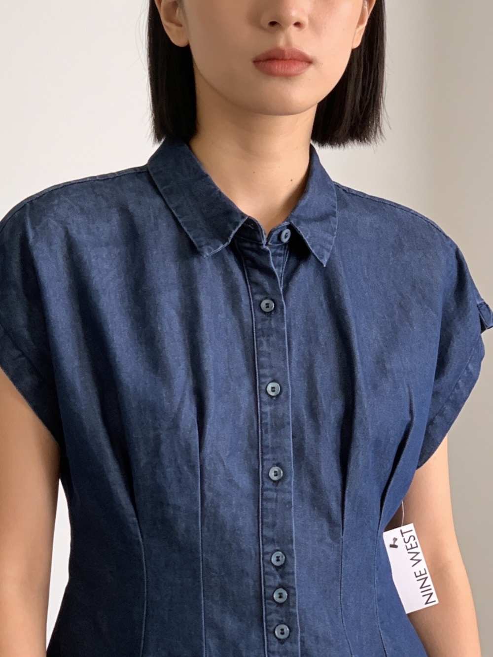 NWT Nine West soft, dark blue denim blouse med